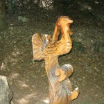 В лесу в середине пути - расставлены забавные деревянные резные фигурки - пеньки сказочных героев.
