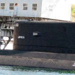 Название подводной лодки - Б-871 «Алроса», в строю с 1990 года, 247-й отдельный дивизион подводных лодок. Не официальное название данного типа кораблей - «Варшавянка». Б-871 «Алроса» — российская дизель-электрическая подводная лодка проекта 877В «Палтус». Скорость (надводная) 10 узлов Скорость (подводная) 17 узлов Рабочая глубина погружения 240 м Предельная глубина погружения 300 м Автономность плавания 45 суток Экипаж 52 человека, в том числе 12 офицеров Водоизмещение надводное 2300 т Водоизмещение подводное 3950 т Длина наибольшая (по КВЛ) 76,2 м Ширина корпуса наиб. 9,9 м Средняя осадка (по КВЛ) 6,2 Дизель-электрическая с полным электродвижением. 2 дизель-генератора по 1000—1500 кВт, главный электродвигатель 4 050 — 5 500 л.с. электродвигатель экономичного хода мощностью 190 л.с., два резервных электродвигателя по 102 л.с 6 носовых ТА калибра 533 мм, нормально — заряженных, с автоматическим заряжанием, 18 торпед или 24 мины ПЗРК «Стрела-ЗМ» или «Игла-1»