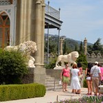 Летом 1848 года на центральной лестнице, ведущей к главному входу, были установлены скульптурные фигуры львов, выполненные в мастерской итальянского скульптора Джовани Боннани.