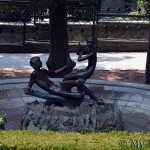 Скульптур, фонтанов в парке огромное количество.