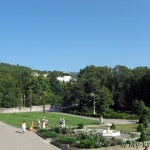 Перед парадной частью дворца расположен Итальянский фонтан.