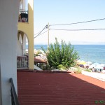 Вид из отеля в левую сторону (виден пляж отеля Патомаки)