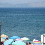 Без зонтиков на Корфу в середине дня на пляже делать не чего