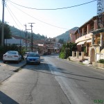 Главная улица- и одновременно шоссе проходящее вдоль моря в Бенитсесе Беницесе benitses-е