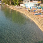 Фото пляжа гостиницы Loutrouvia с причала водных развлечений