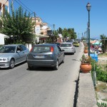 Главная улица Бенитсеса - одновременно и главное островное шоссе проходит в 15 метрах от Потамаки и в 30 от моря