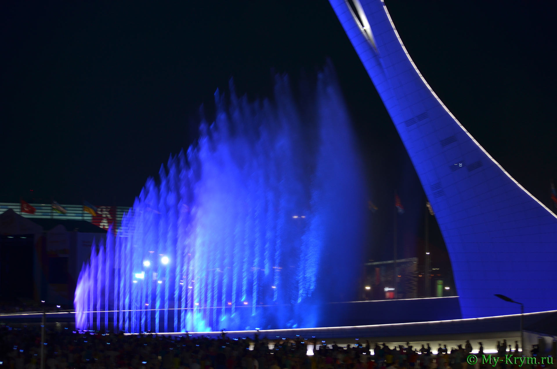 Поющие фонтаны в адлере сочи парк расписание. Поющий фонтан Адлер Олимпийский парк. Фонтан в Сочи в Олимпийском парке. Фонтан Морвокзал Сочи. Сочи парк театр фонтанов.