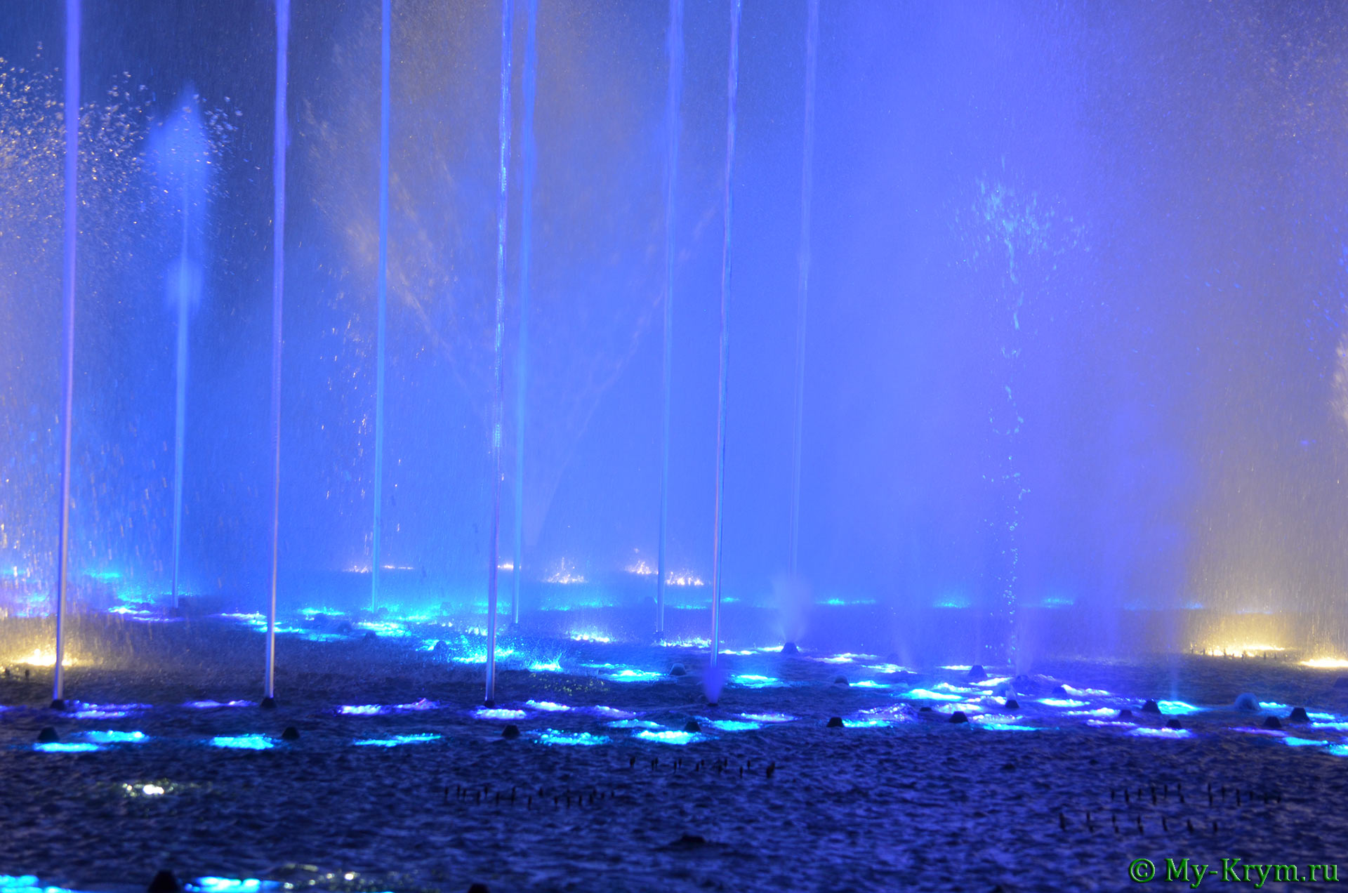 Поющий фонтан сочи олимпийский парк расписание. Сухой фонтан в Адлере. Сочи Поющие фонтаны море.