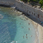 Чистейшая вода на мелком пляже у стен крепости г. Аланья фото со стен крепости