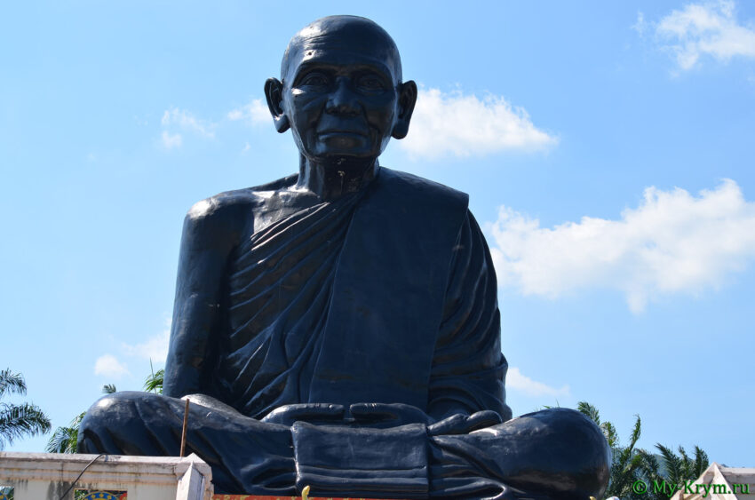 Храм «Черного монаха» — храм «Сидящего монаха» — Wat Kaeo Manee Si Mahathat (Тайланд, Пханг Нга)